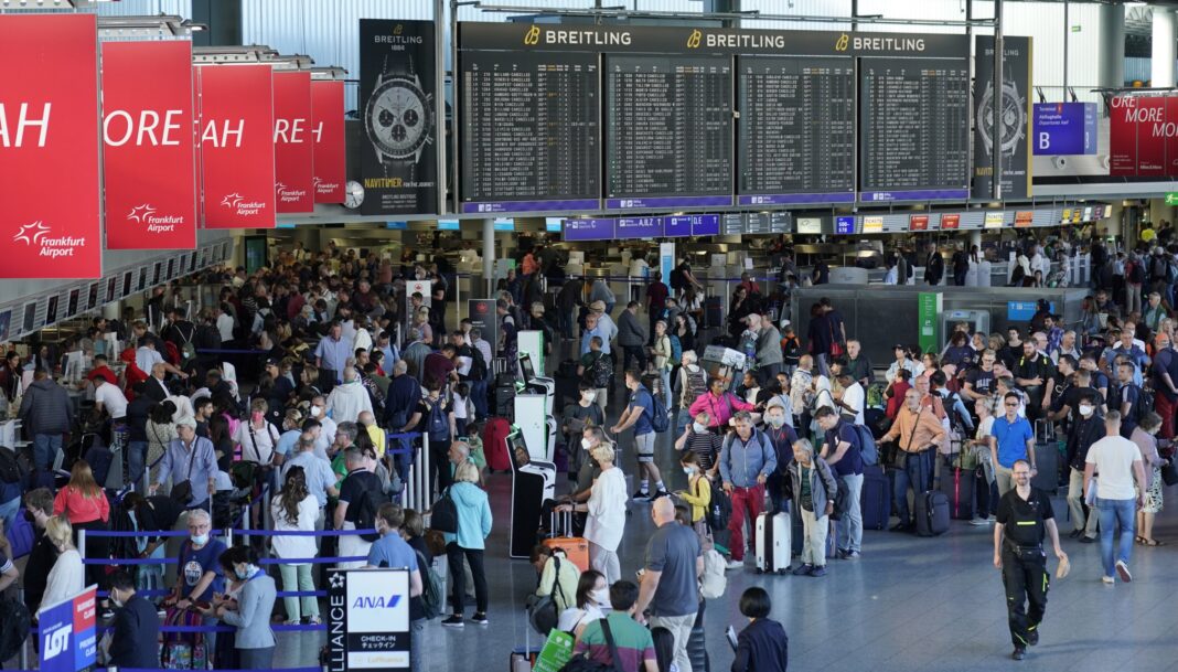 Sute de zboruri au fost anulate pe aeroporturile germane