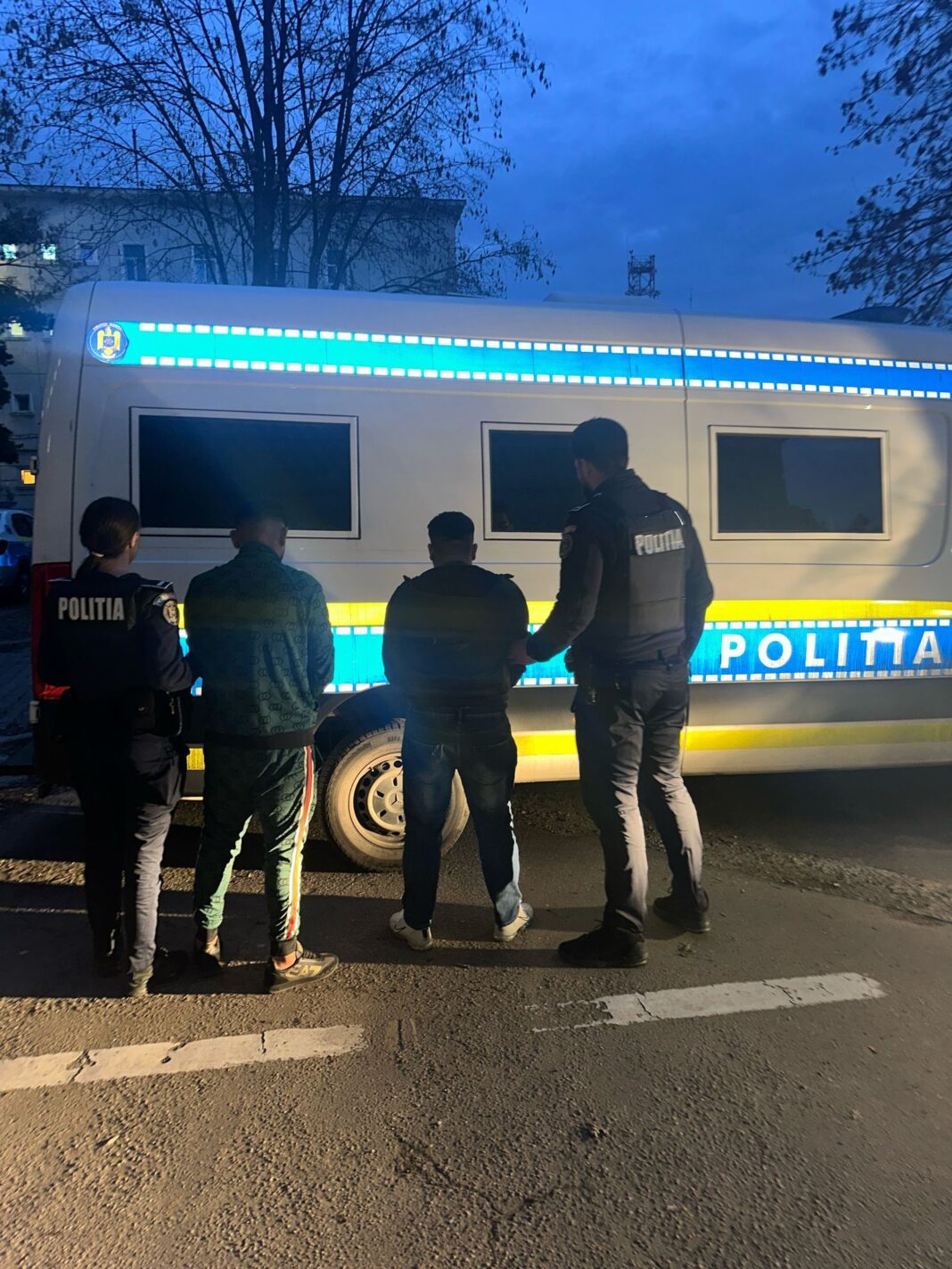 Doi tineri craioveni, urmăriți internațional, prinși de polițiști