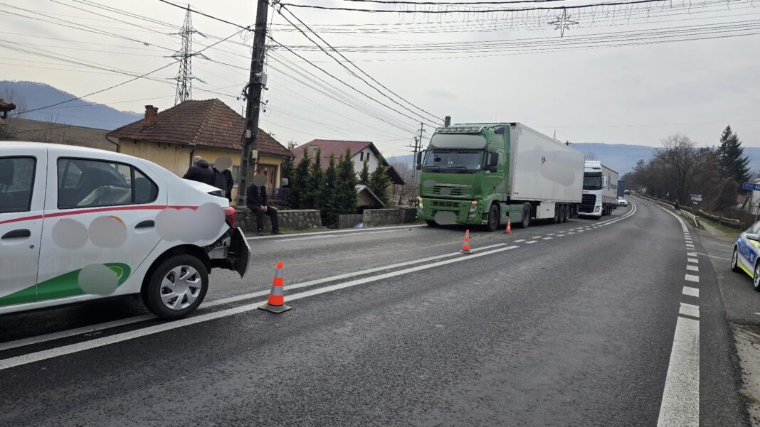 Coliziune între un autotren și un autoturism