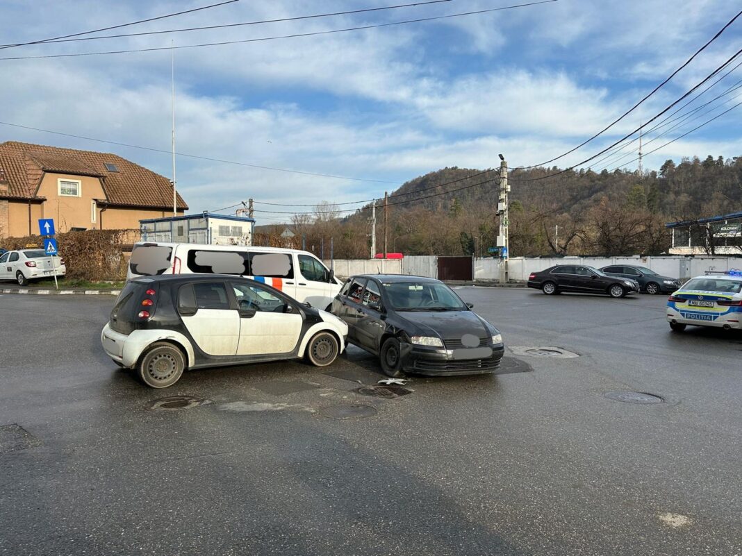 Coliziune între două autoturisme. O persoană, rănită