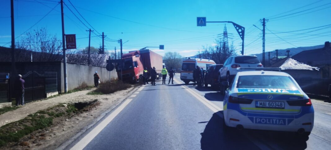 Bărbat acroşat de un autotren pe trecerea de pietoni