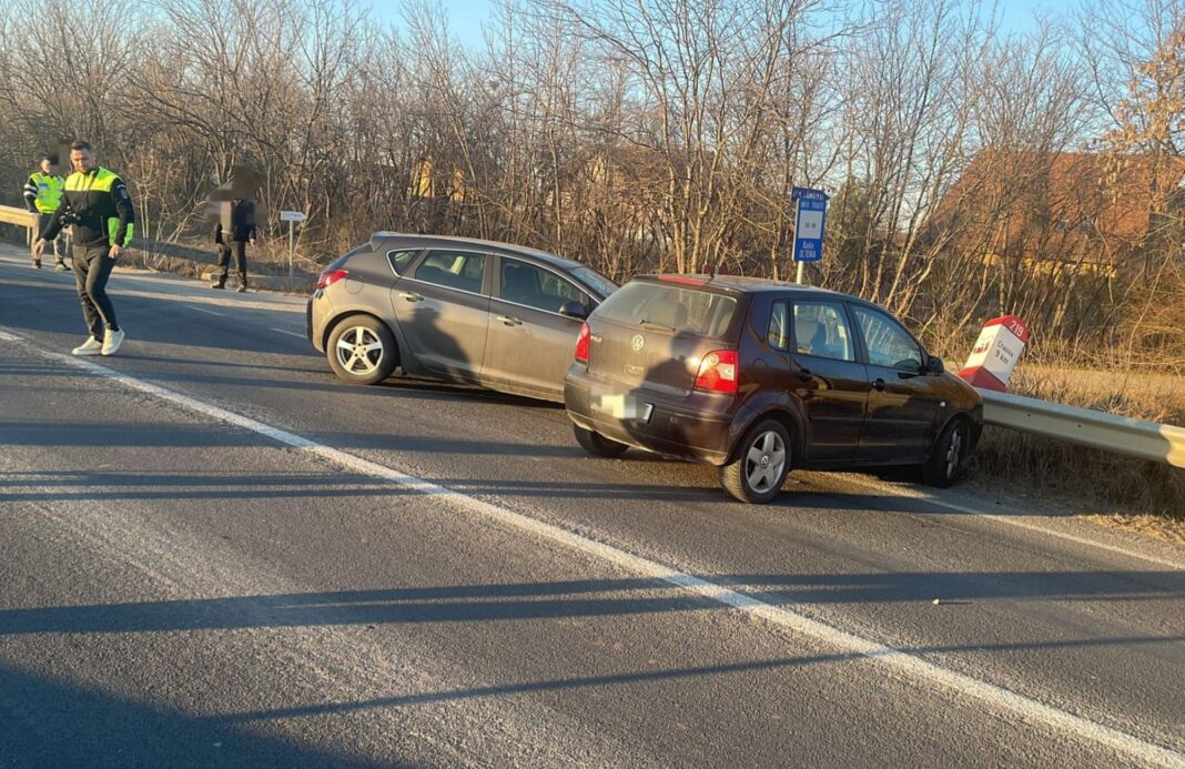 Doi răniți după ce o șoferiță nu a acordat prioritate la plecarea de pe loc