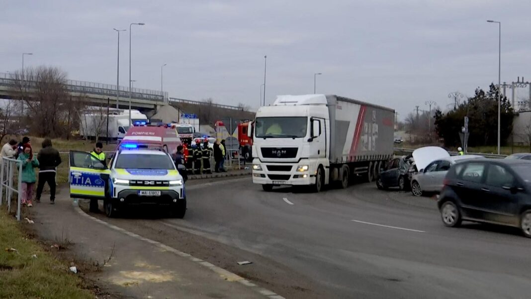 Doi adulţi şi un copil, răniţi după ce o autobasculantă rămasă fără frâne a lovit trei autoturisme