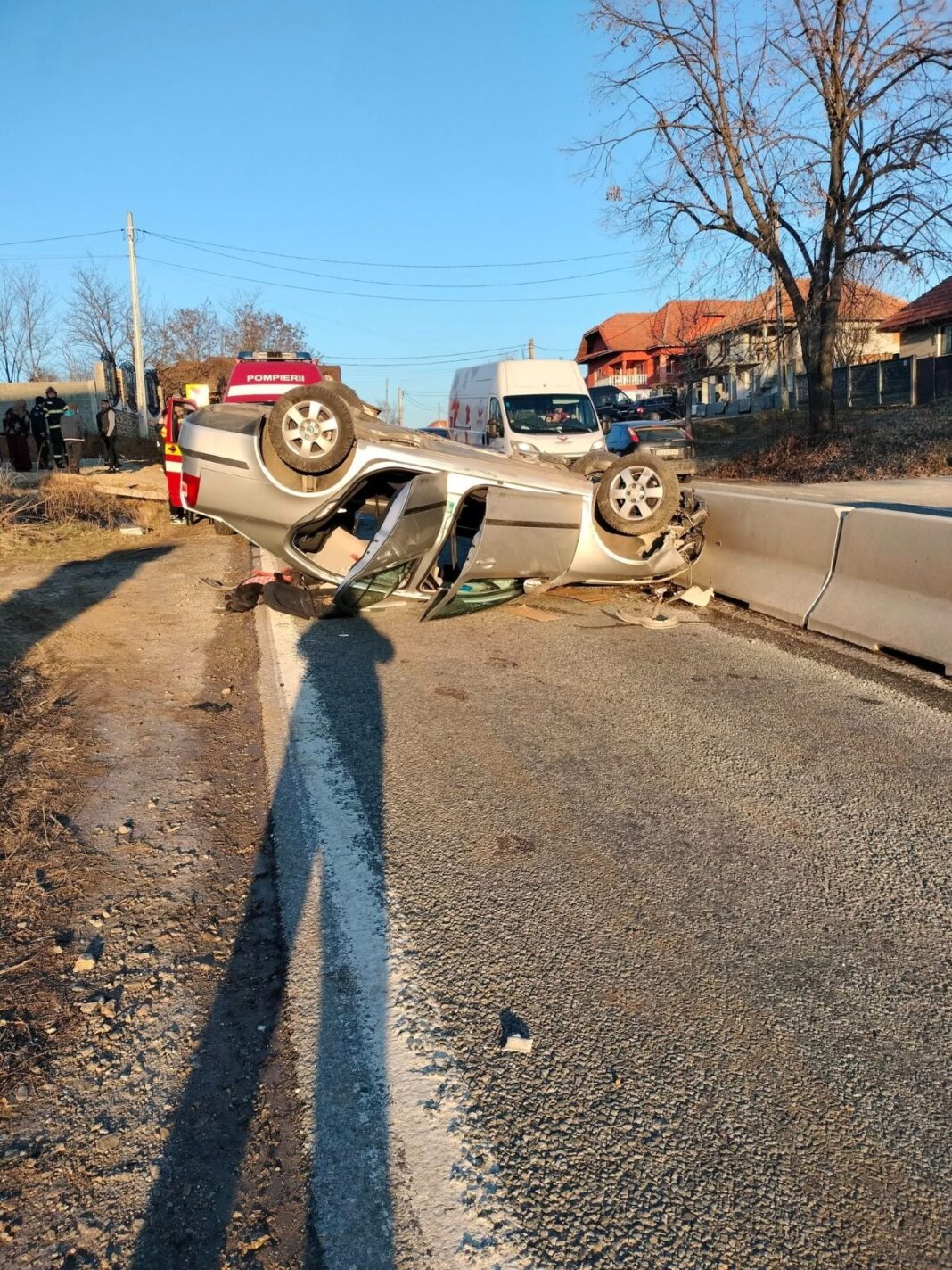 Gorj: Doi bărbați au ajuns la spital, după ce s-au răsturnat cu mașina la Scoarța