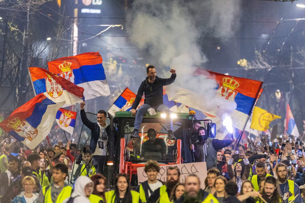 Zeci de mii de sârbi au manifestat sâmbătă la Belgrad împotriva guvernului