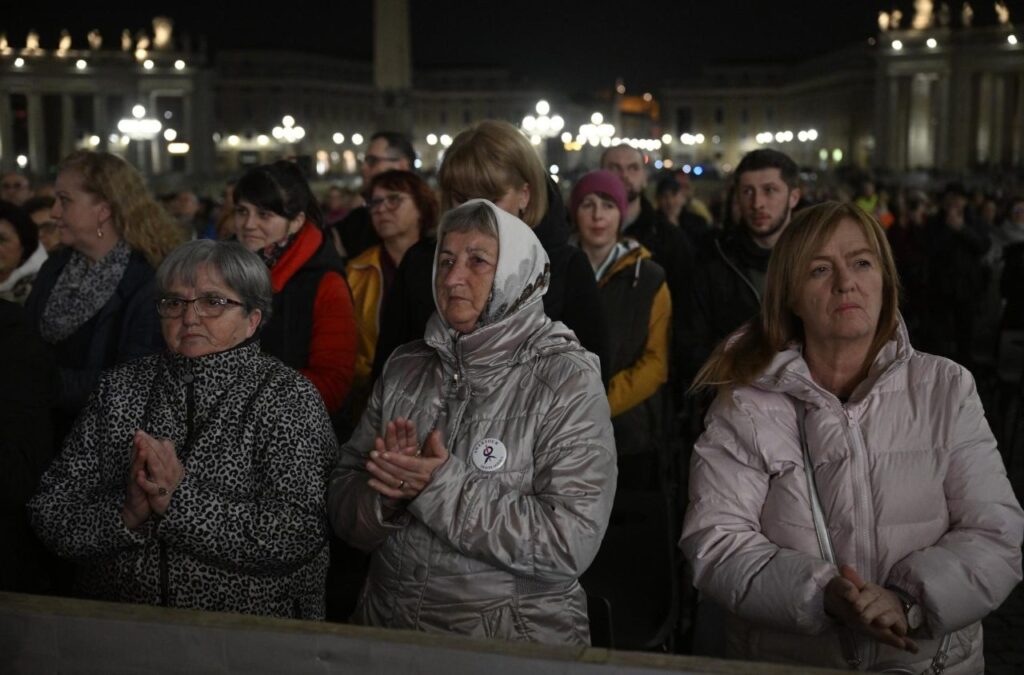 Oamenii s-au adunat în Piața Sf. Petru pentru a ruga Rozariul pentru sănătatea Papei Francisc