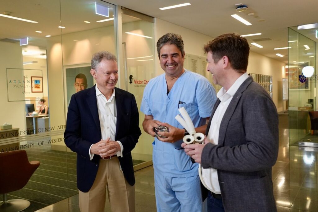 (De la stânga la dreapta) Prof. Chris Hayward și Dr. Paul Jansz au lucrat cu Dr. Daniel Timms pentru a pregăti invenția sa de inimă artificială pentru testele clinice. Spitalul St Vincent din Sydney