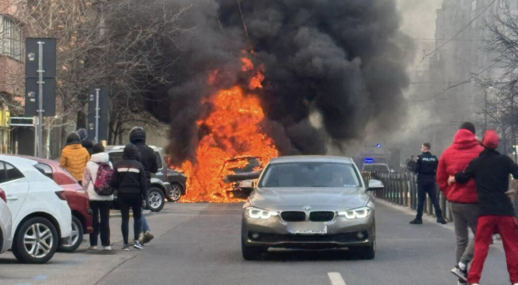 O maşină a luat foc pe Calea Moşilor din Capitală. Focul s-a extins la alte patru autoturisme