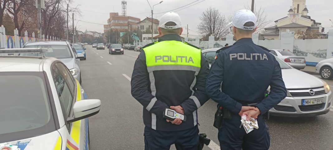 Polițiștii gorjeni și mehedințeni au dăruit mărțișoare și flori șoferițelor