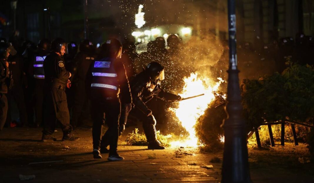 Trei persoane, reţinute pentru violenţe la protestul din faţa sediului BEC