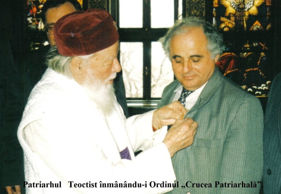 Patriarhul TEOCTIST înmânându-i lui Tudor Nedelcea Ordinul ”Crucea Patriarhală” a Patriarhiei Române (2004)