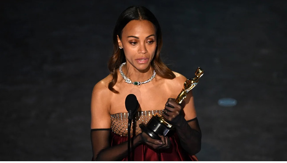 Zoe Saldana primește premiul pentru cea mai bună actriță într-un rol secundar pentru „Emilia Perez” pe scenă în timpul celei de-a 97-a ediții anuale a Premiilor Academiei de la Dolby Theatre din Hollywood, California, pe 2 martie 2025. PATRICK T. FALLON/AFP/Getty Images